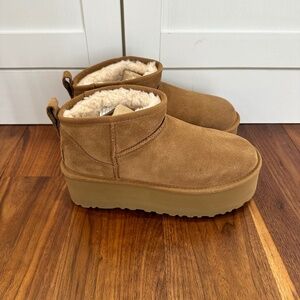 Never worn Ugg Classic Ultra Mini Platform women’s